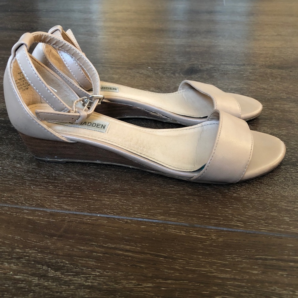Steve Madden Nude Low/Kitten Wedge Sandals | Size 5.5